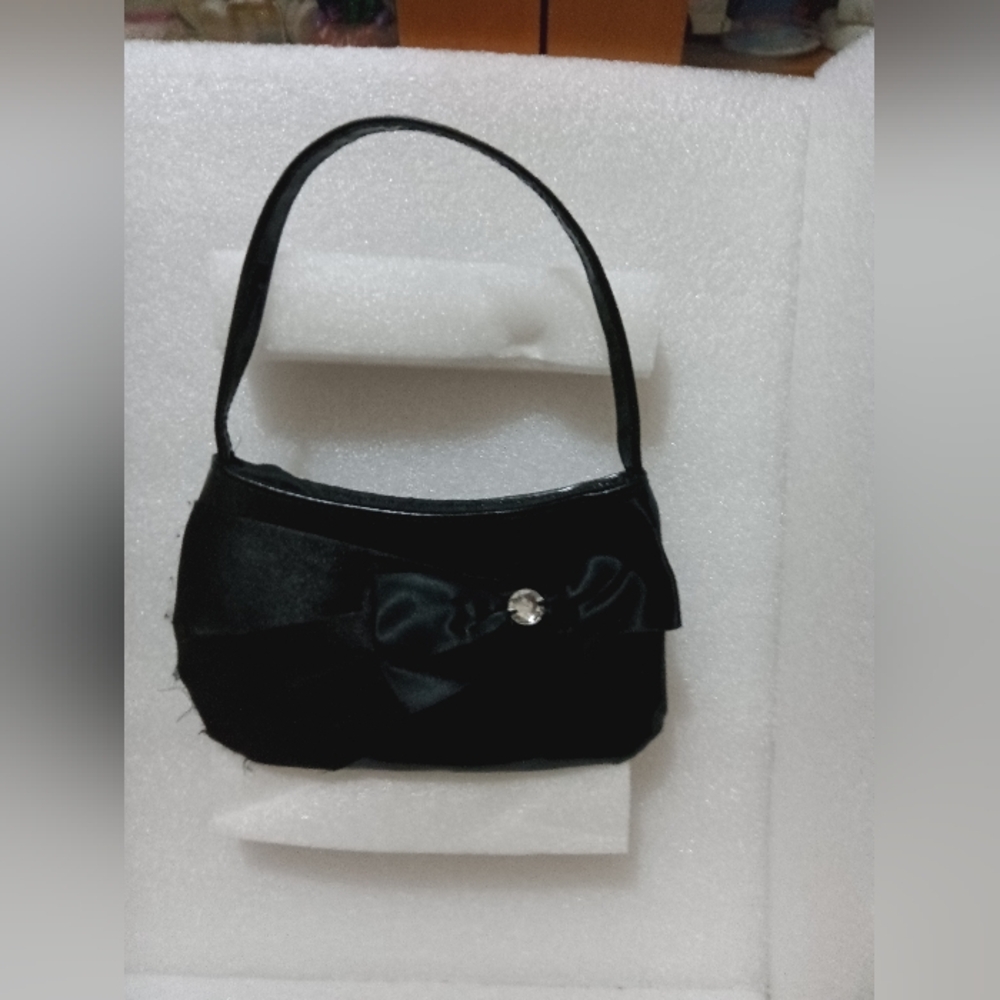 Stylish Black Kids Handbag with Bow Accent - Picture 10 of 13